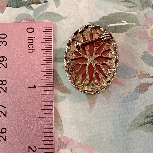 Vintage Cameo Brooch/Pin Unsigned Intricate Ornate Frame MCM 1950's - Picture 3 of 12